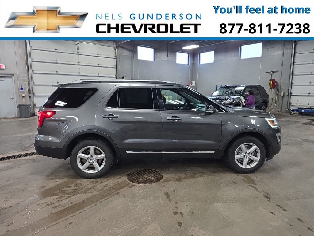 Used 2017 Ford Explorer XLT image 8