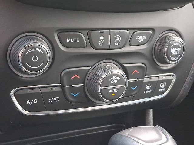 Used 2019 Jeep Cherokee Latitude Plus w/ Comfort/Convenience Group image 16