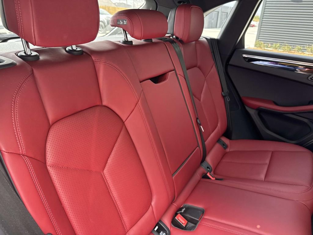 Certified 2025 Porsche Macan image 14