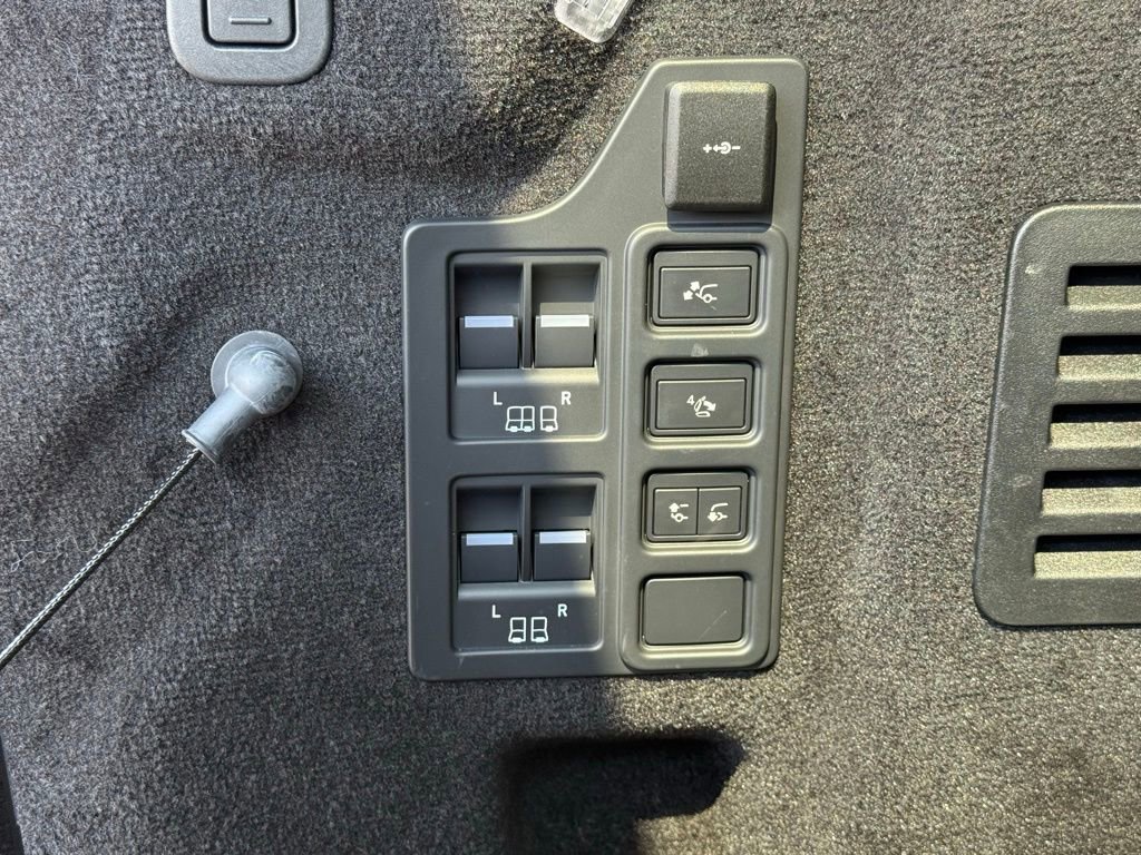 Certified 2025 Land Rover Discovery Dynamic SE image 40