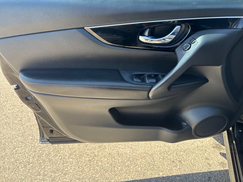 Used 2018 Nissan Rogue Sport SL w/ SL Premium Package FWD image 10