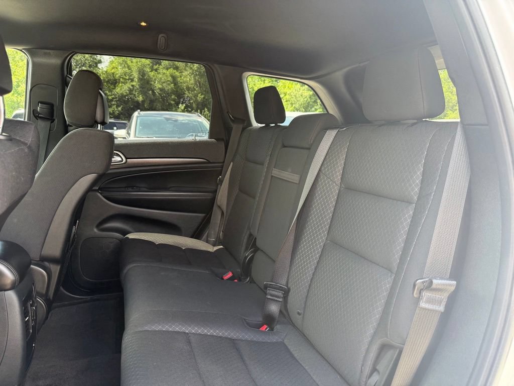Used 2018 Jeep Grand Cherokee Laredo RWD image 12