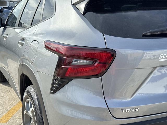 Used 2025 Chevrolet Trax LT w/ LT Convenience Package FWD image 14