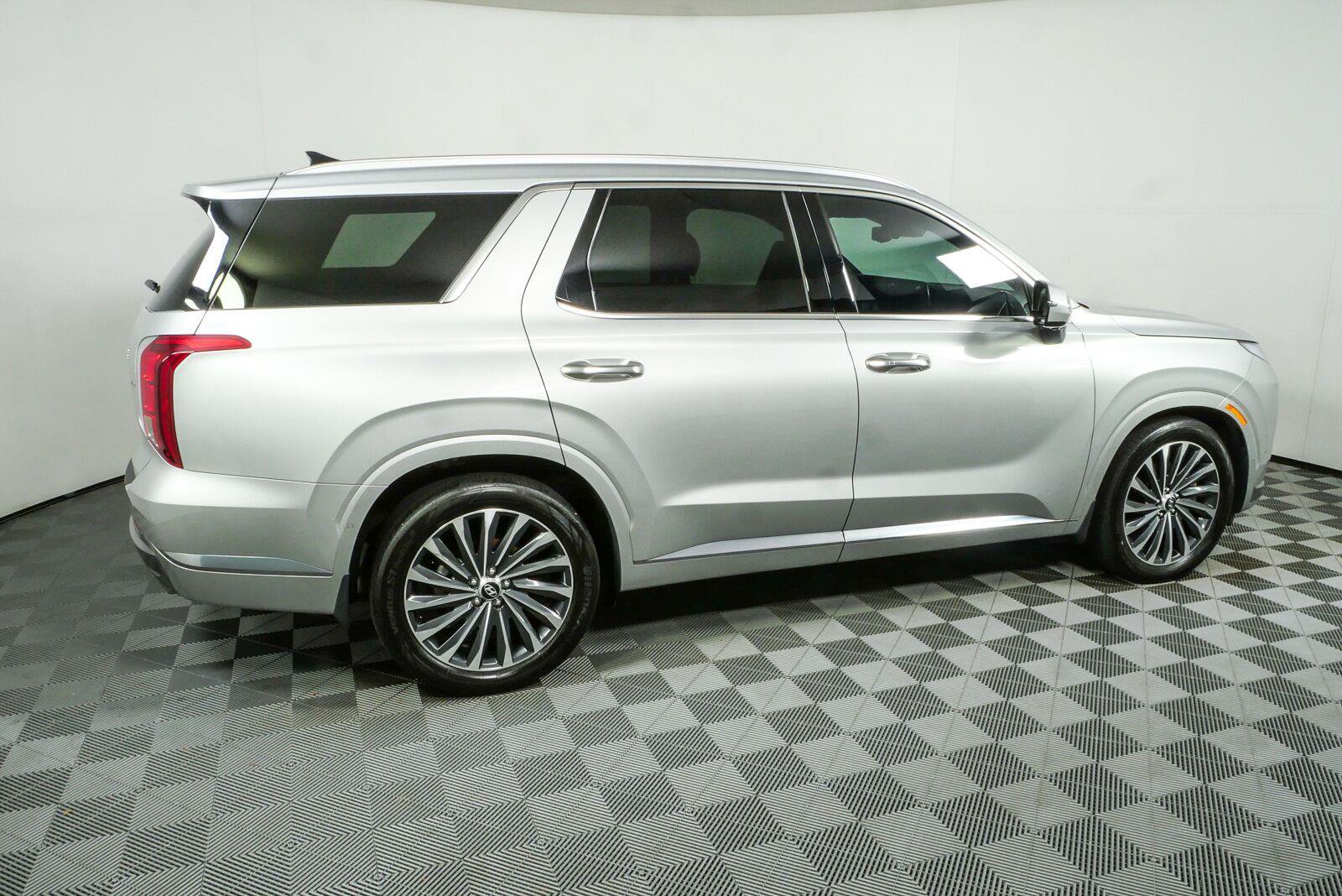Used 2024 Hyundai Palisade Calligraphy AWD/4WD image 2