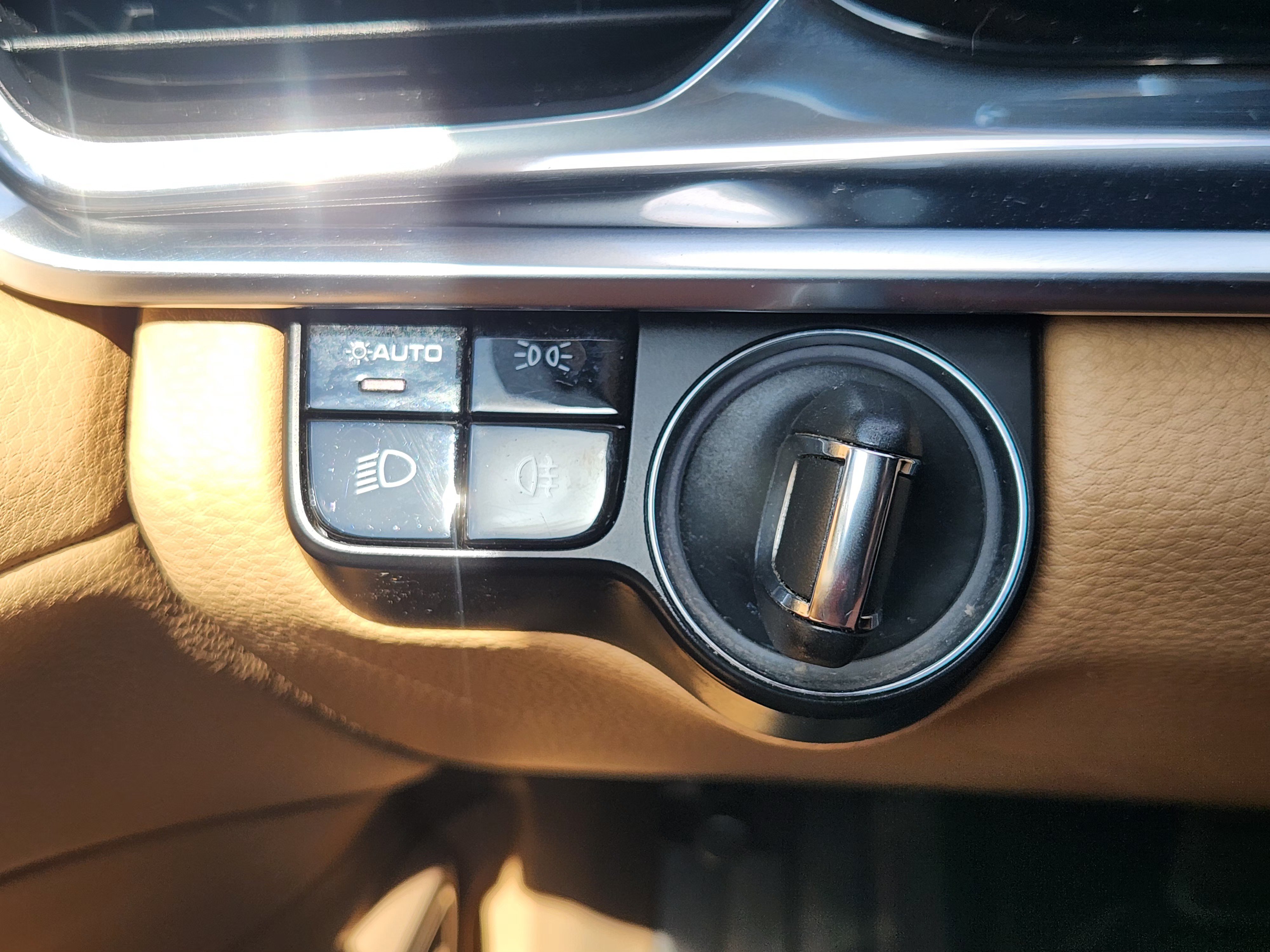 Used 2018 Porsche Panamera 4 AWD/4WD image 21