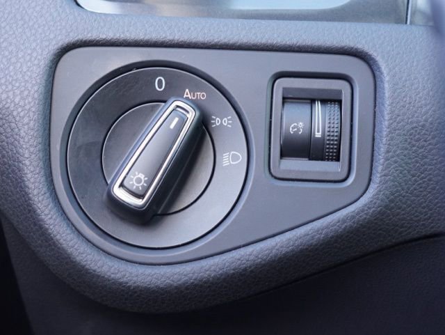 Used 2018 Volkswagen Golf S image 19