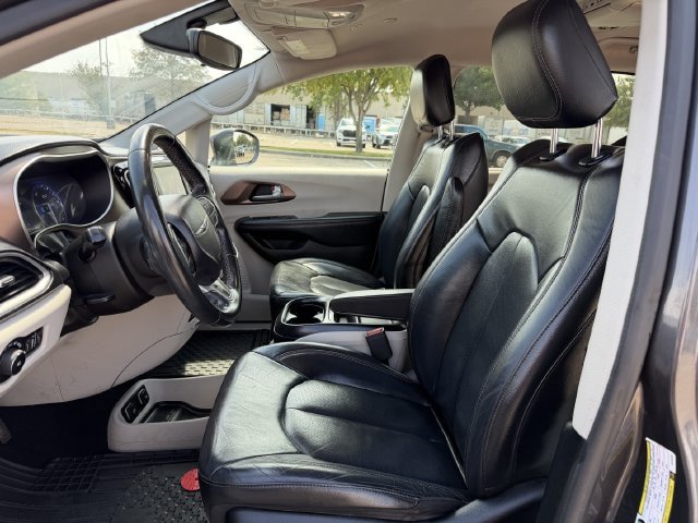 Used 2018 Chrysler Pacifica Touring-L w/ Tire & Wheel Group FWD image 22
