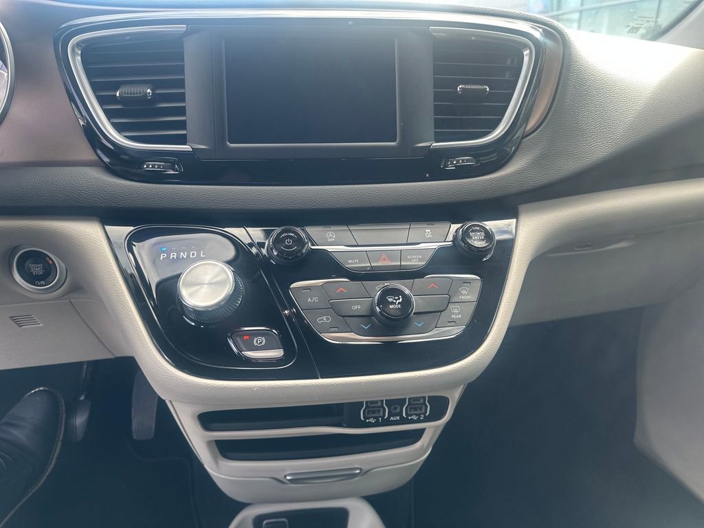 Used 2023 Chrysler Voyager LX FWD image 17