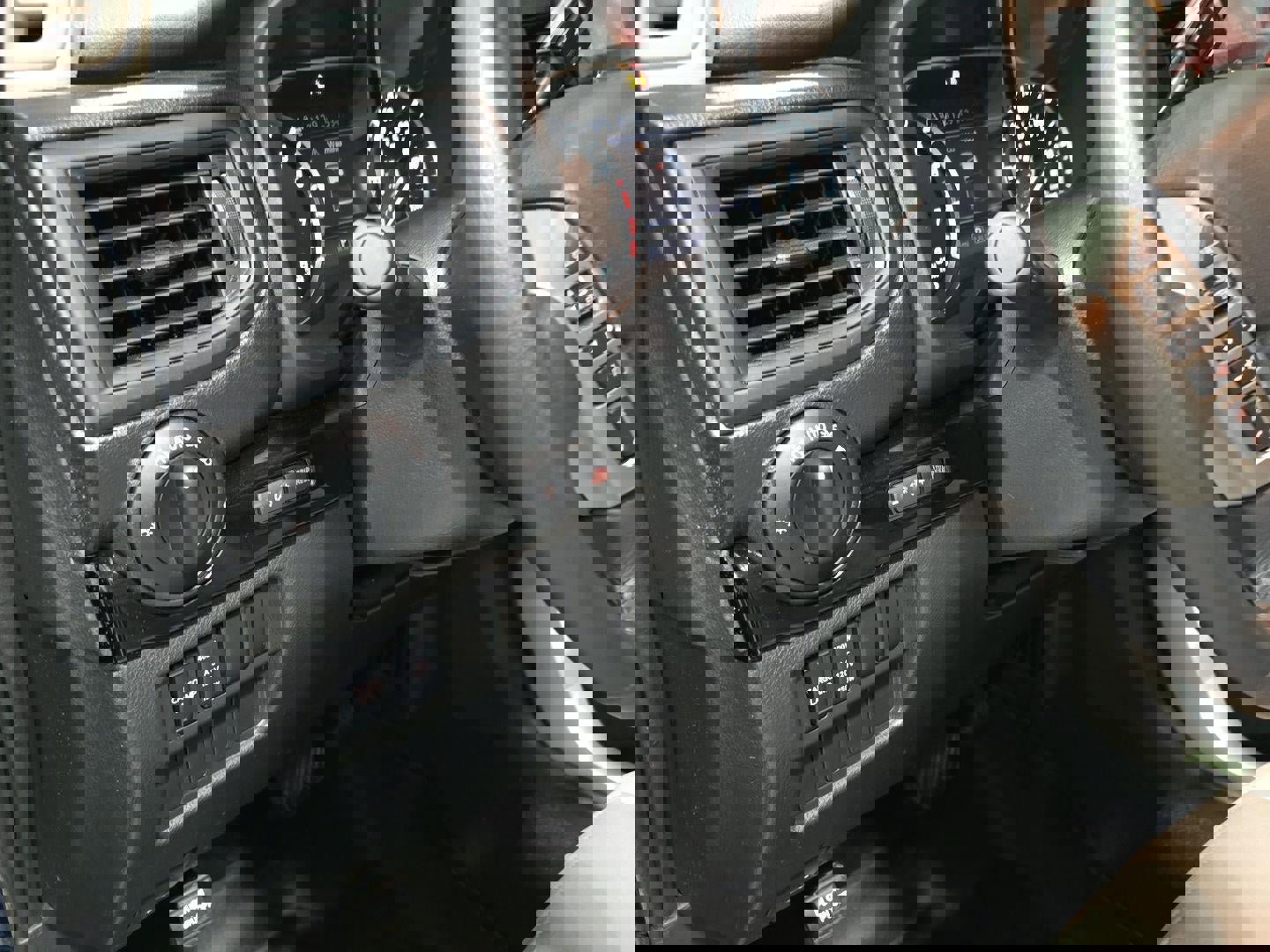 Used 2023 Nissan Titan SV w/ SV Convenience Package image 10