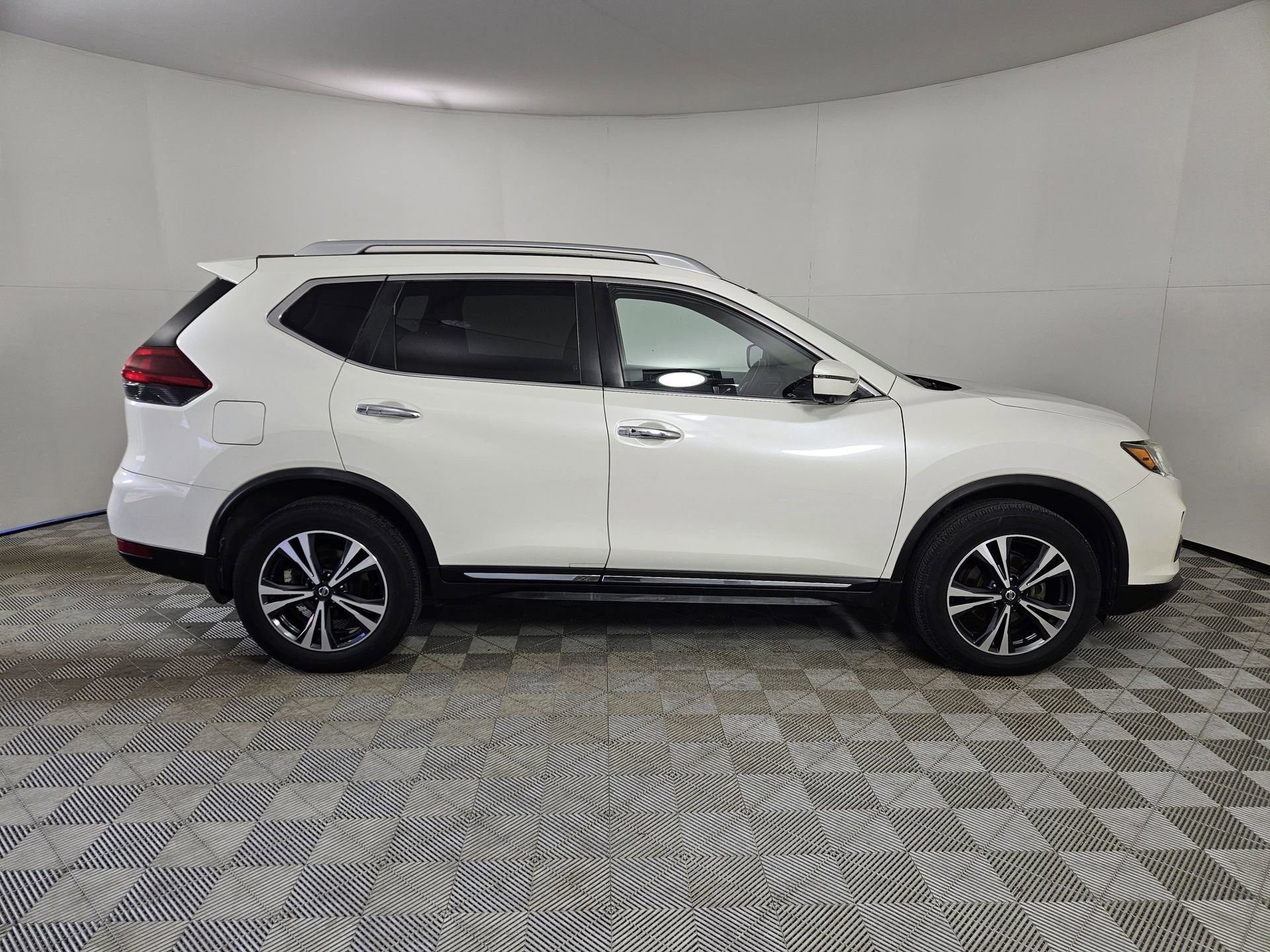 Used 2018 Nissan Rogue SL w/ Premium Package AWD/4WD image 8