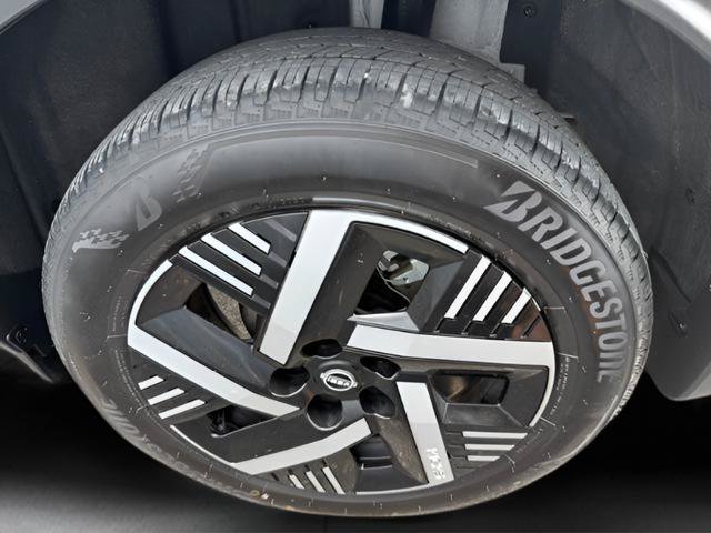 Certified 2025 Nissan Kicks SV w/ Charging Package FWD image 32