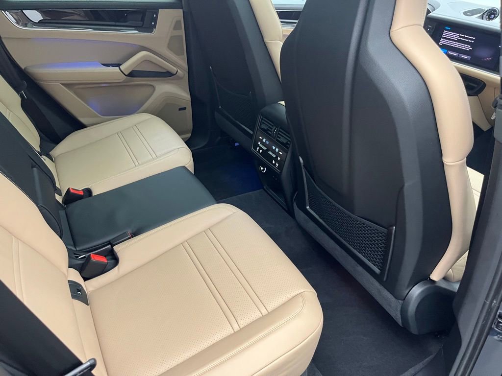 Used 2024 Porsche Cayenne Turbo image 37