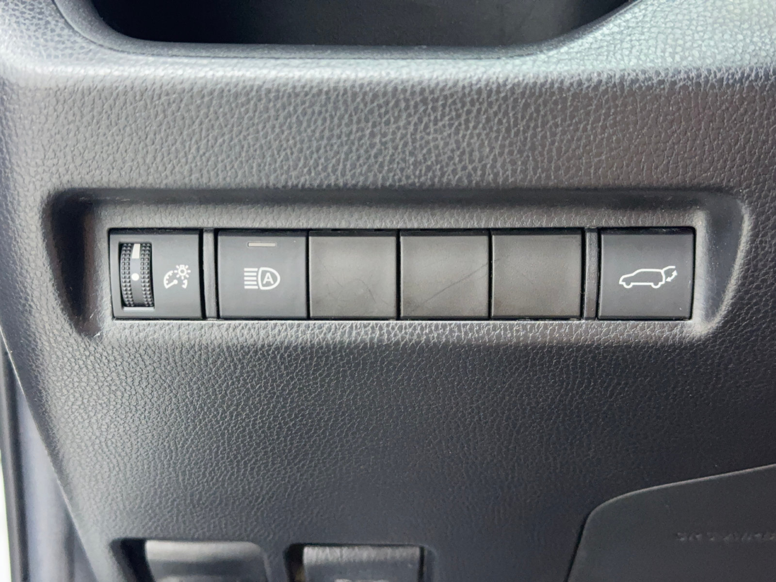 Used 2020 Toyota RAV4 XLE Premium FWD image 36