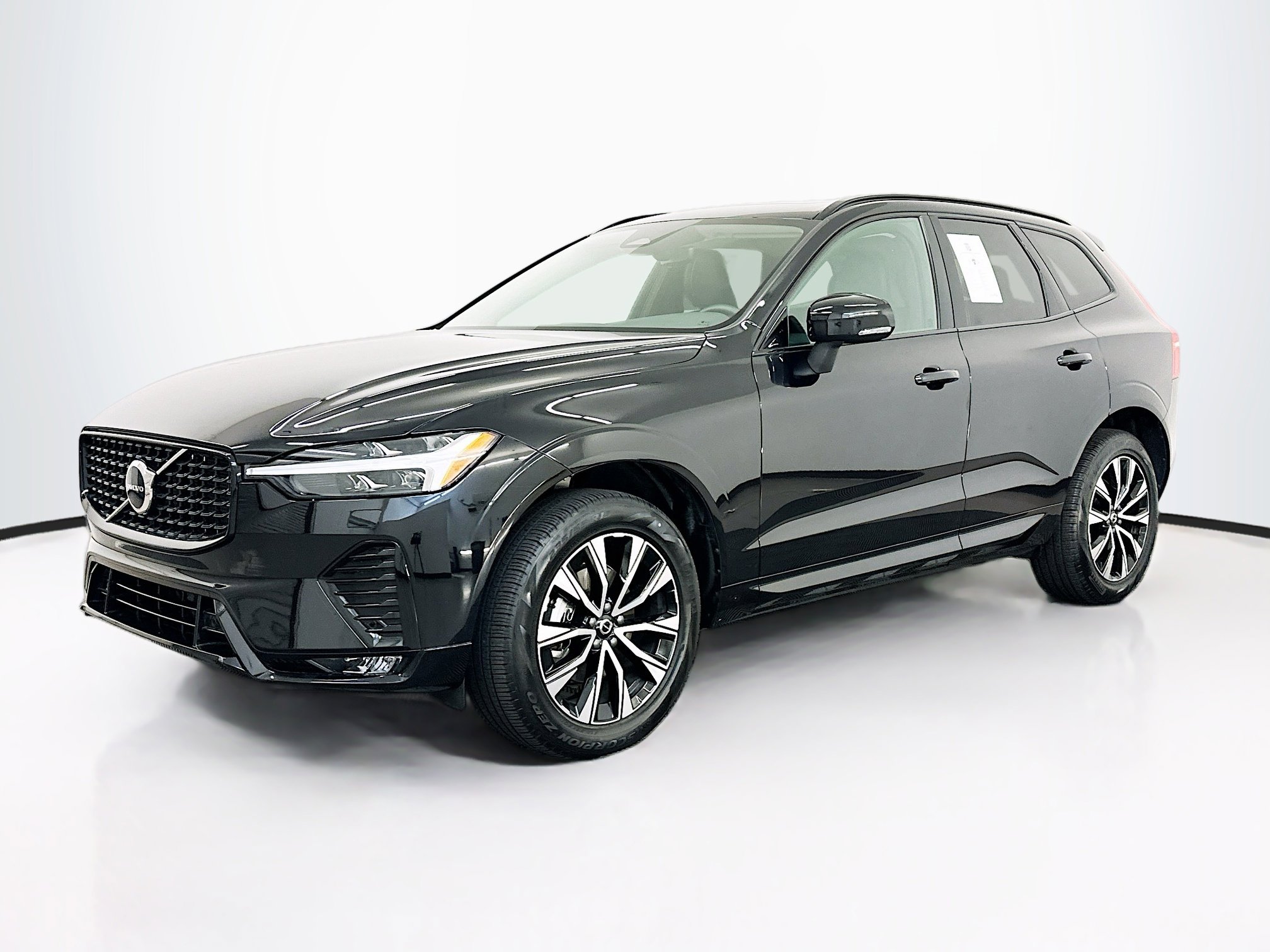 Used 2025 Volvo XC60 B5 Core AWD/4WD image 3