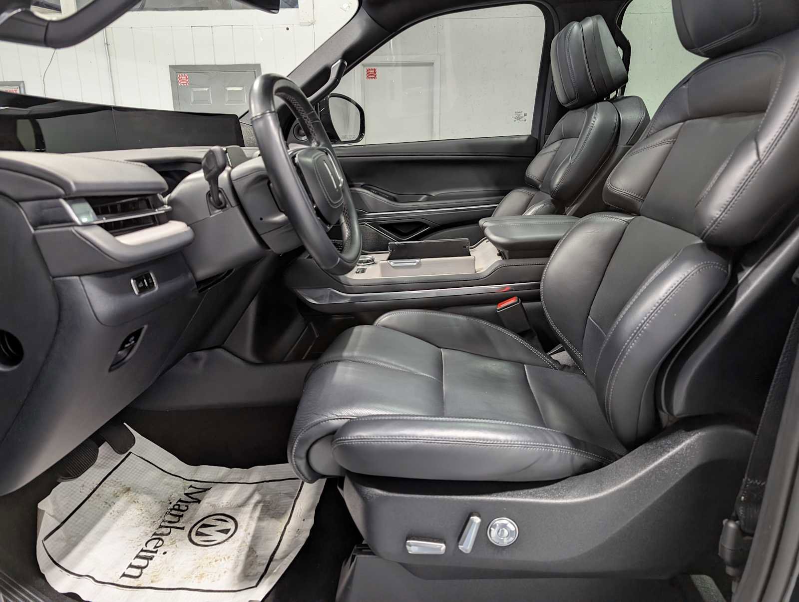 Used 2025 Lincoln Navigator Reserve w/ Jet Appearance Package image 4