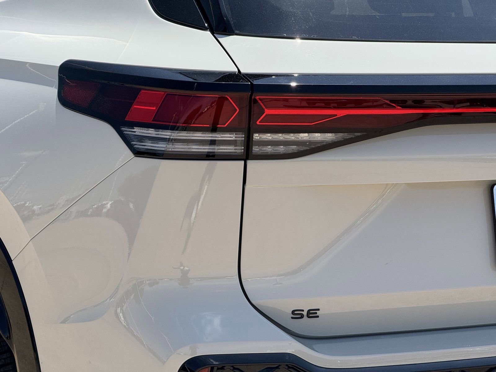 New 2026 Volkswagen Tiguan SE R-Line FWD image 13