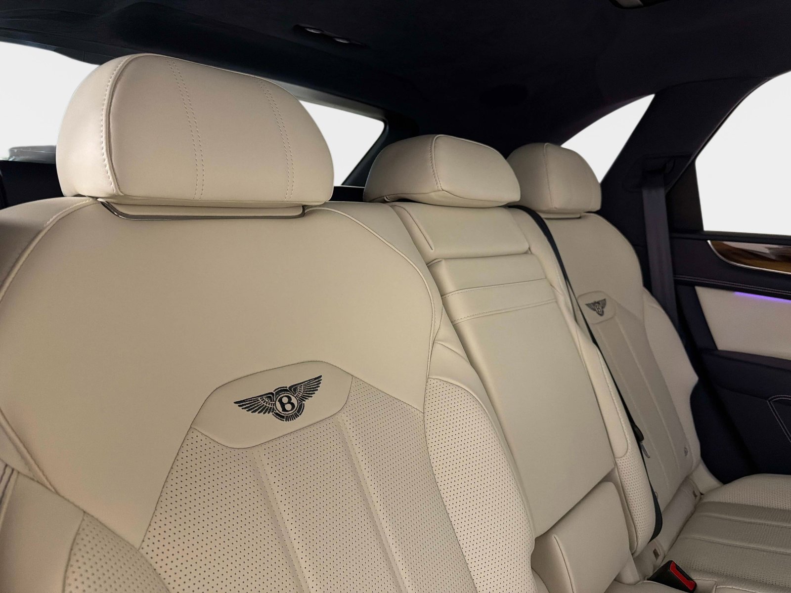 Used 2024 Bentley Bentayga AWD/4WD image 30
