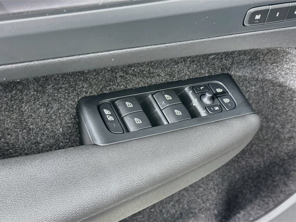 Used 2023 Volvo XC40 Recharge Plus AWD/4WD image 19