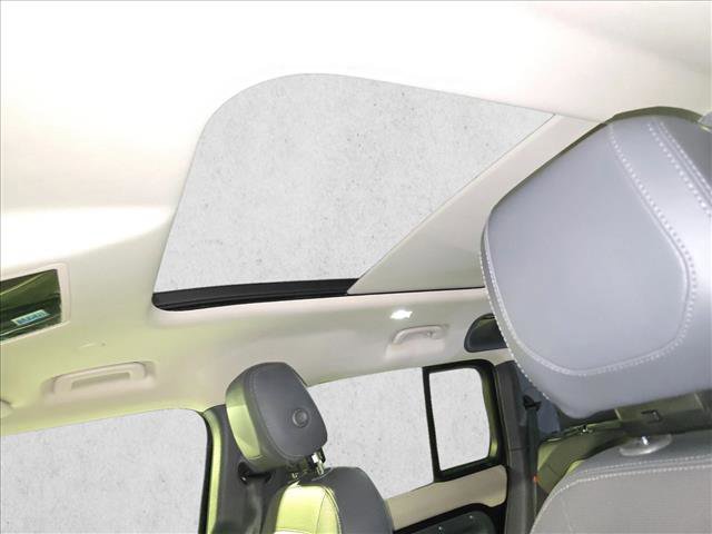 Used 2024 Land Rover Defender 110 X-Dynamic SE image 30