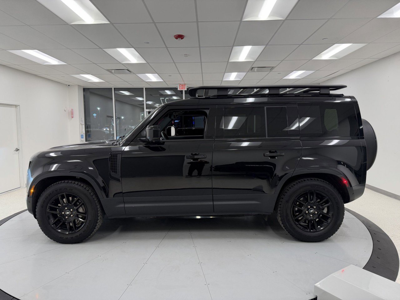 Used 2025 Land Rover Defender 110 S image 70