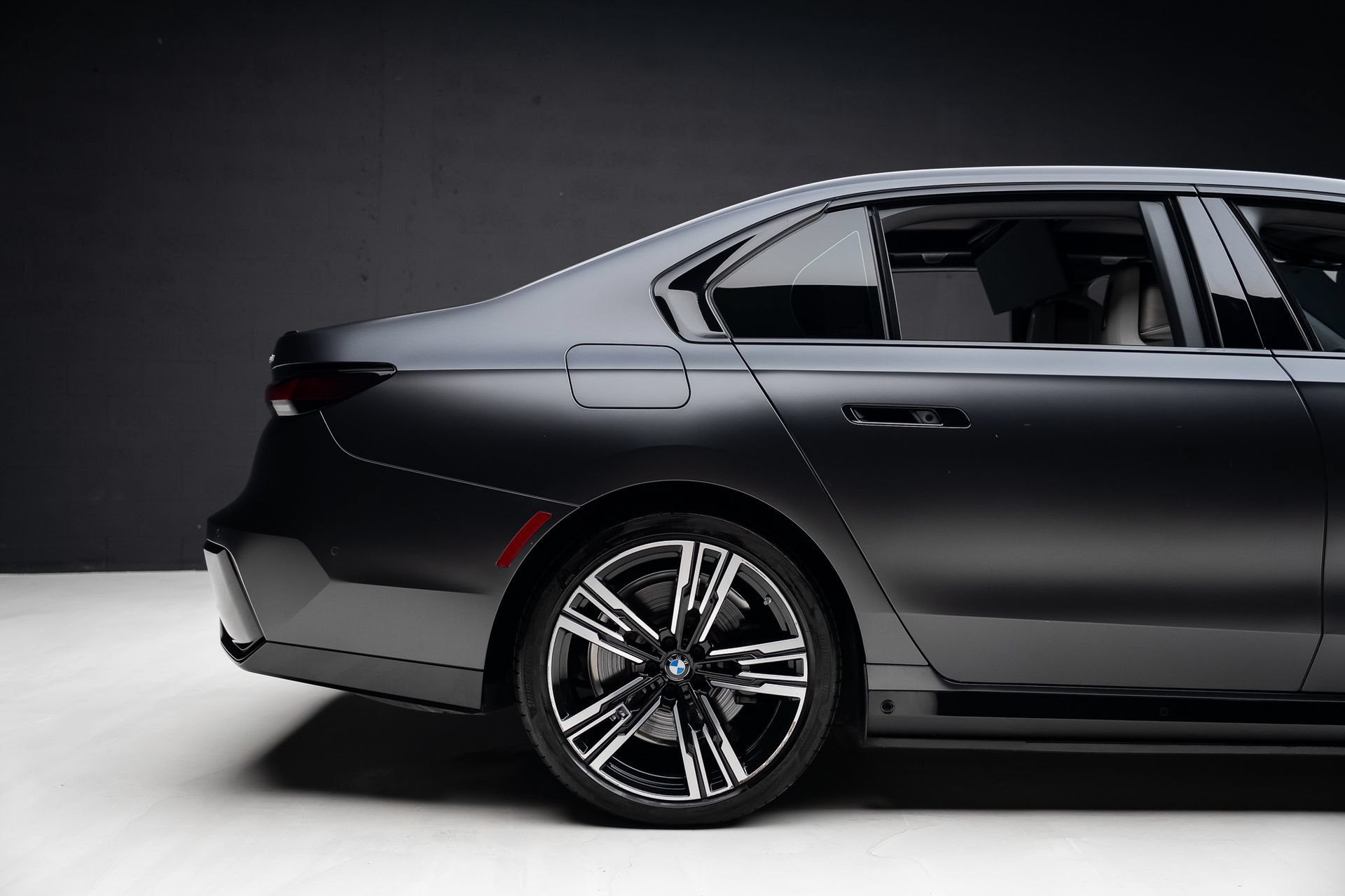 Used 2023 BMW i7 xDrive60 AWD/4WD image 35