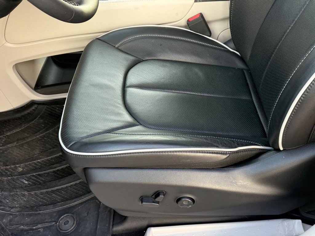 Used 2024 Chrysler Pacifica Limited w/ Uconnect Theater Family Group image 19