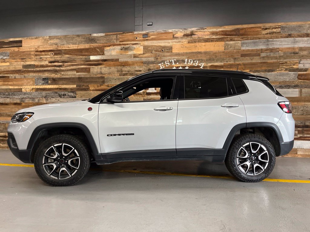 Used 2025 Jeep Compass Trailhawk AWD/4WD image 15