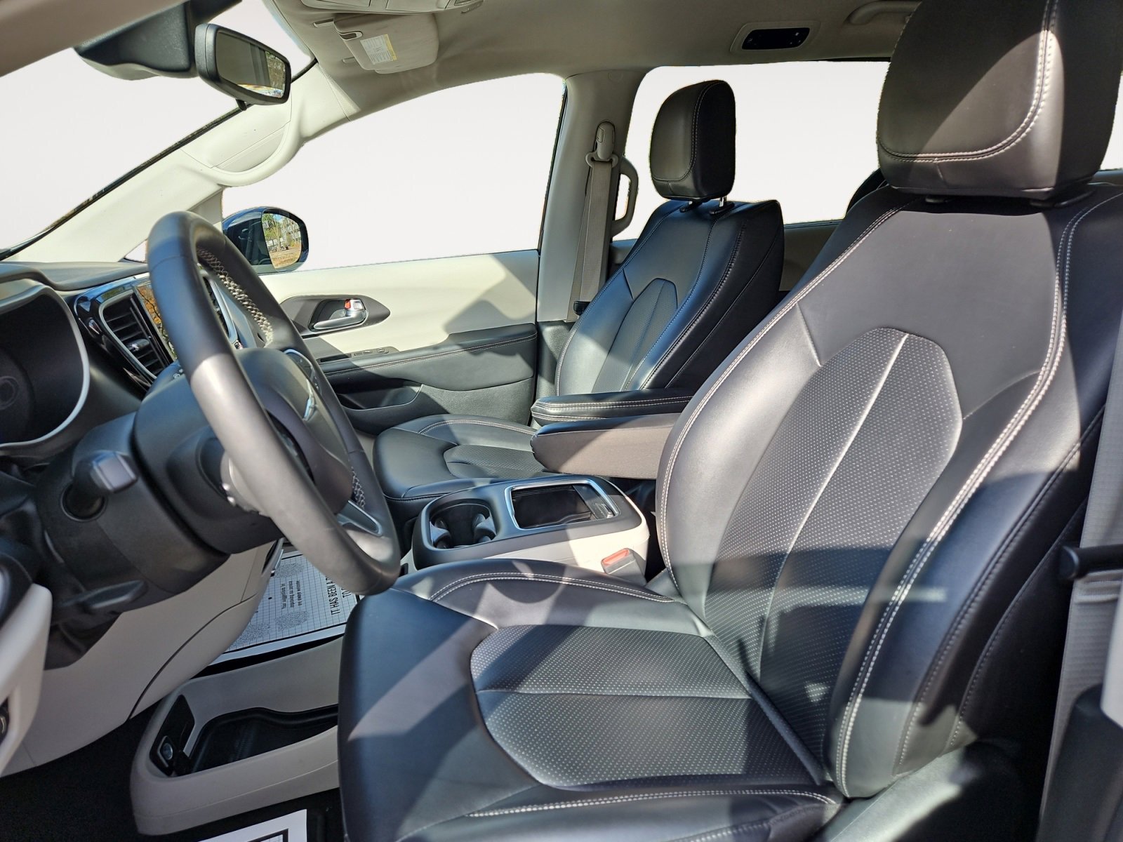 Used 2024 Chrysler Pacifica Touring-L image 9