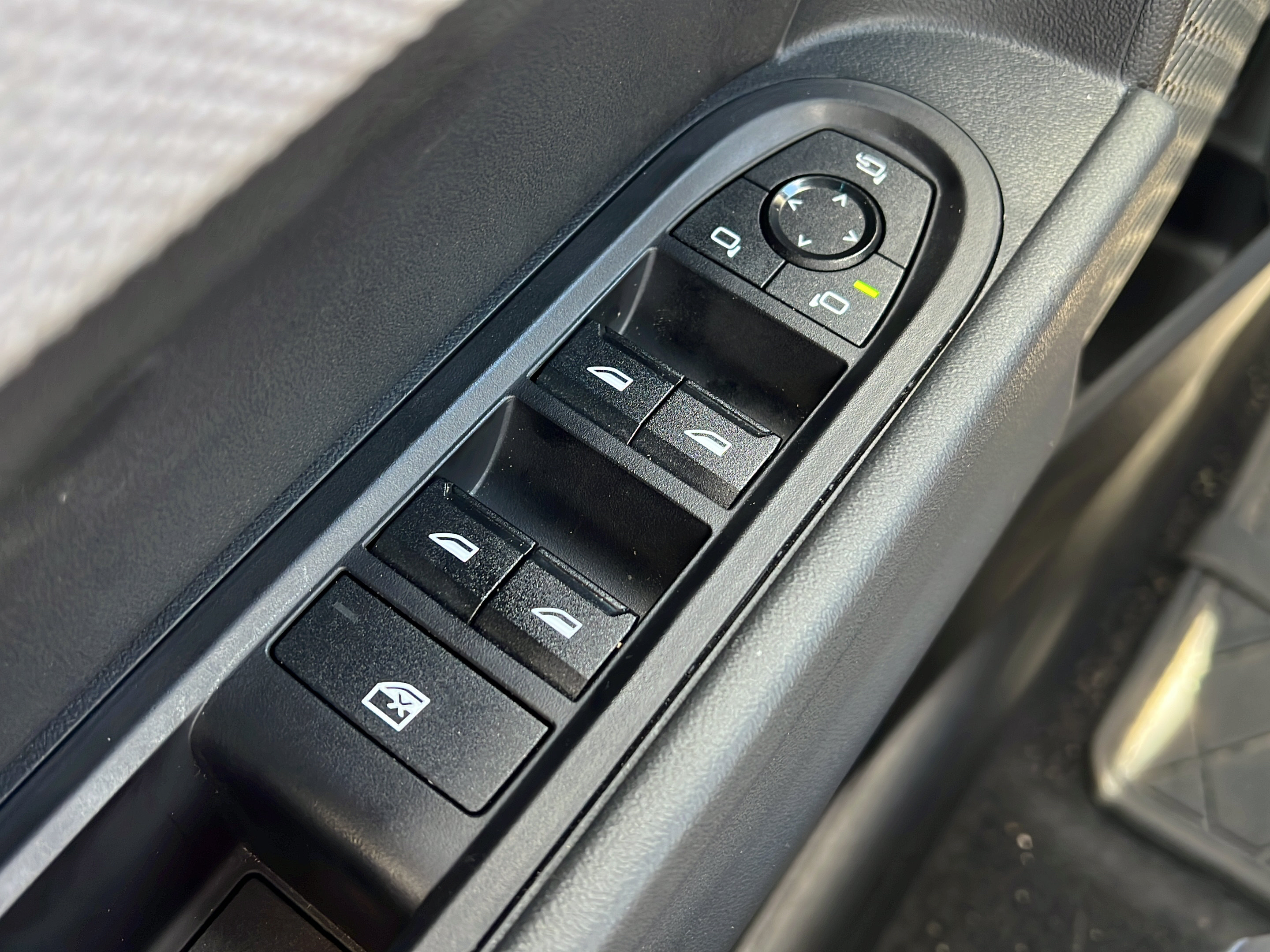 Used 2025 MINI Cooper 4-Door Hardtop FWD image 22
