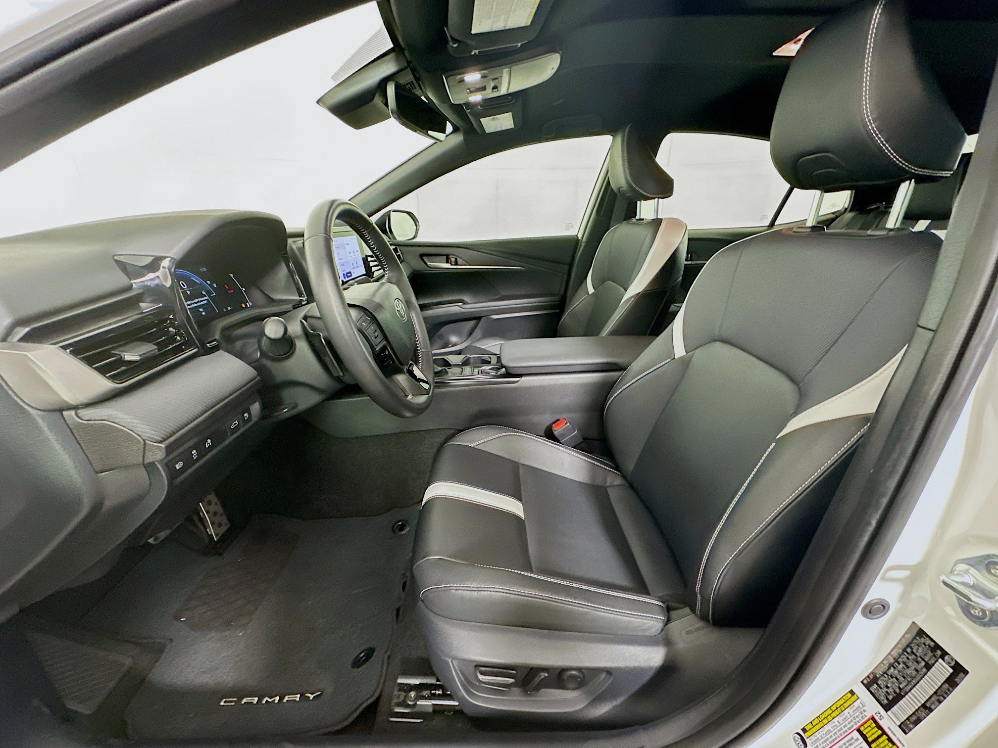 Used 2025 Toyota Camry SE image 13