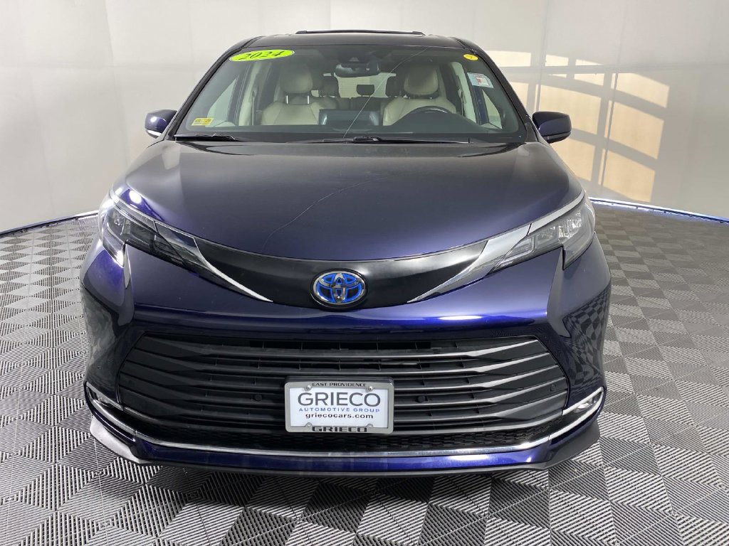 Used 2024 Toyota Sienna XLE w/ XLE Plus Package AWD/4WD image 3