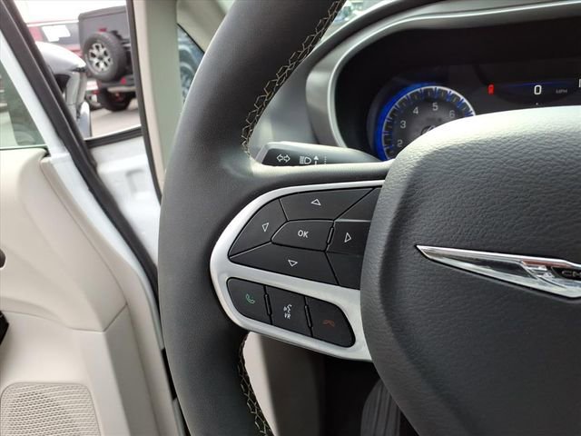 Used 2024 Chrysler Pacifica Touring-L FWD image 19