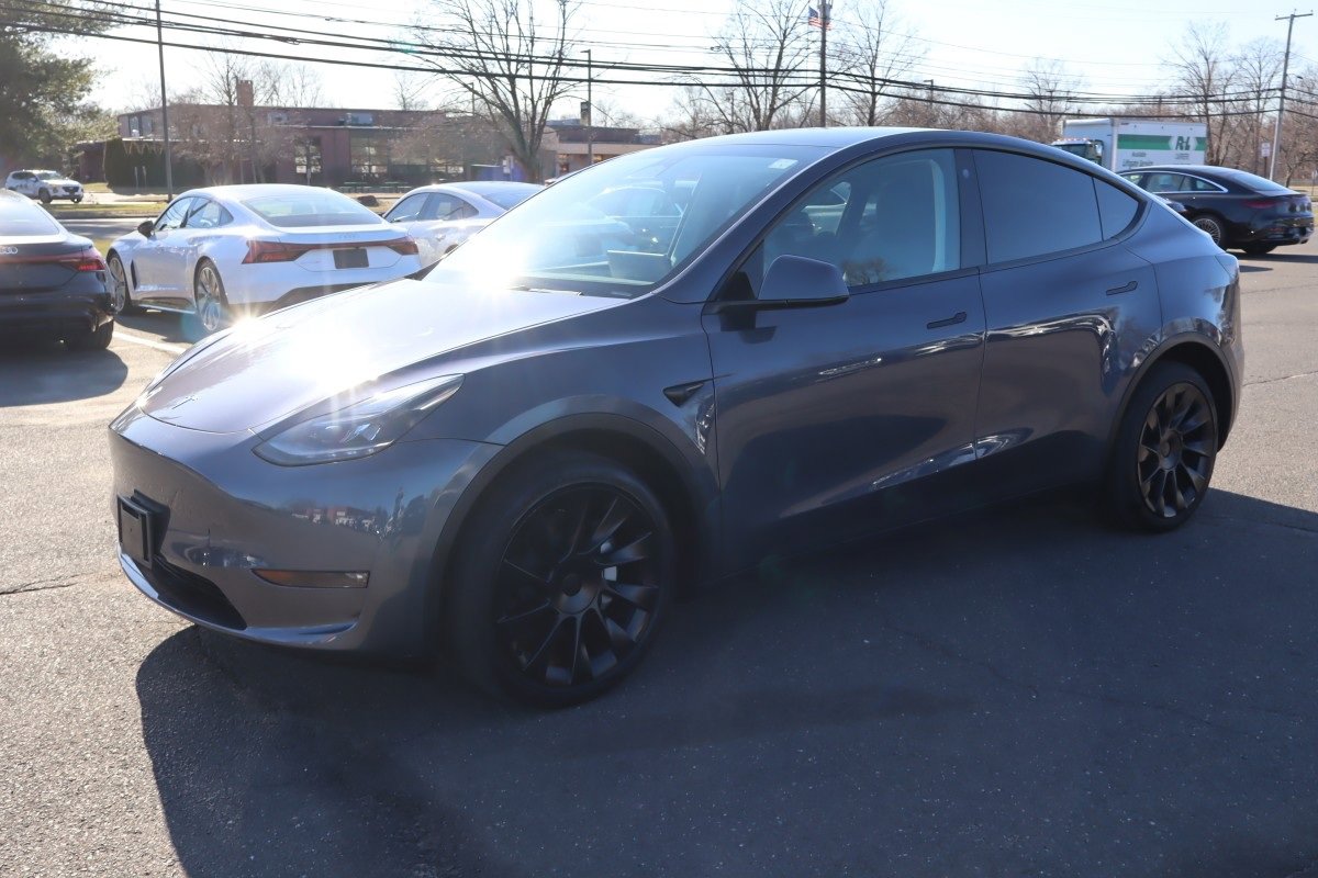 Used 2023 Tesla Model Y Long Range image 1