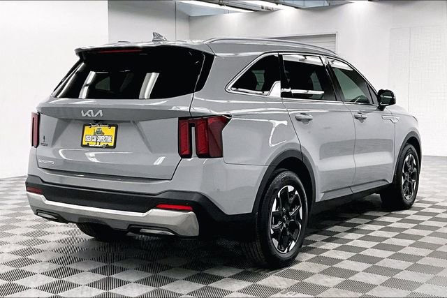 Used 2025 Kia Sorento S image 12