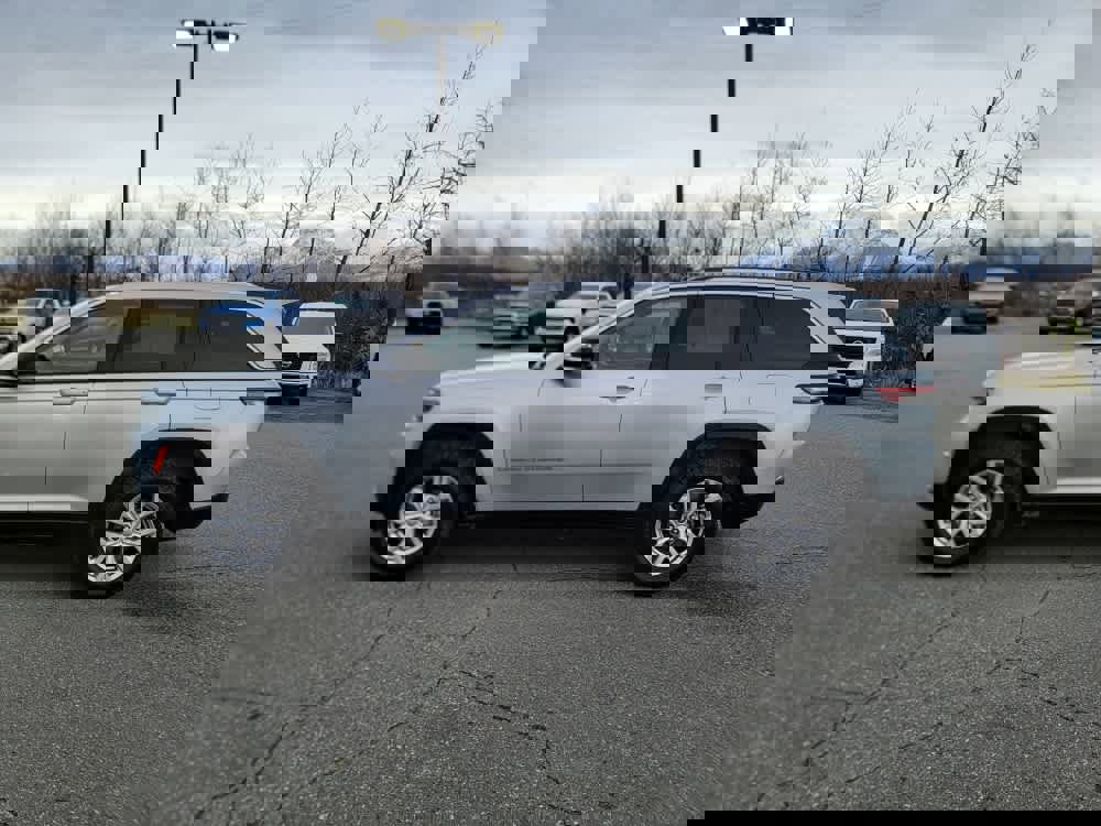 Used 2022 Jeep Grand Cherokee Limited image 2