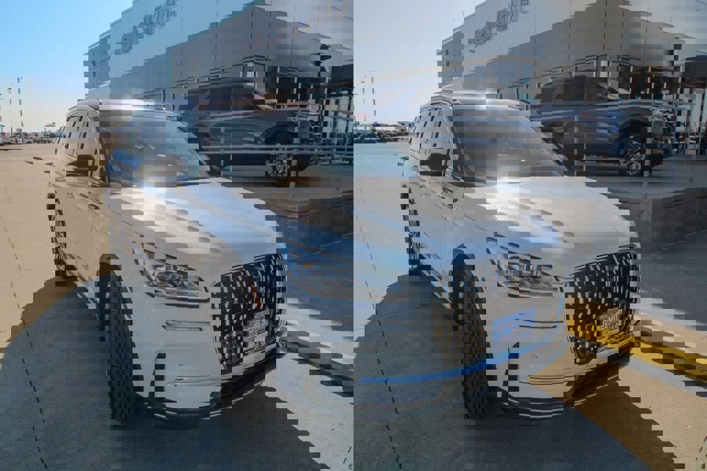 Used 2025 Lincoln Corsair Reserve w/ Equipment Group 202A AWD/4WD image 2