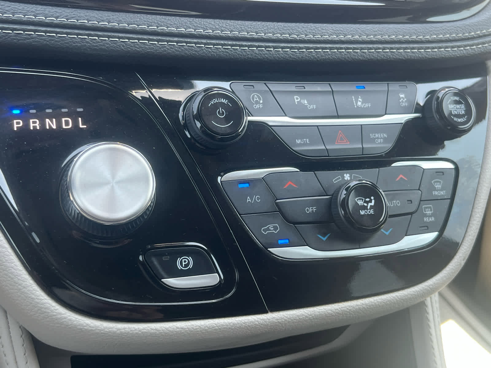 Used 2024 Chrysler Pacifica Limited image 23