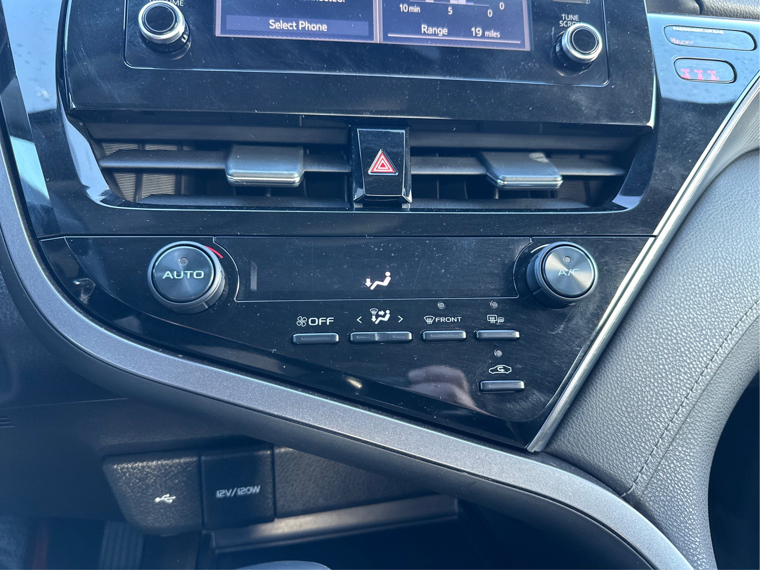 Used 2021 Toyota Camry SE FWD image 30