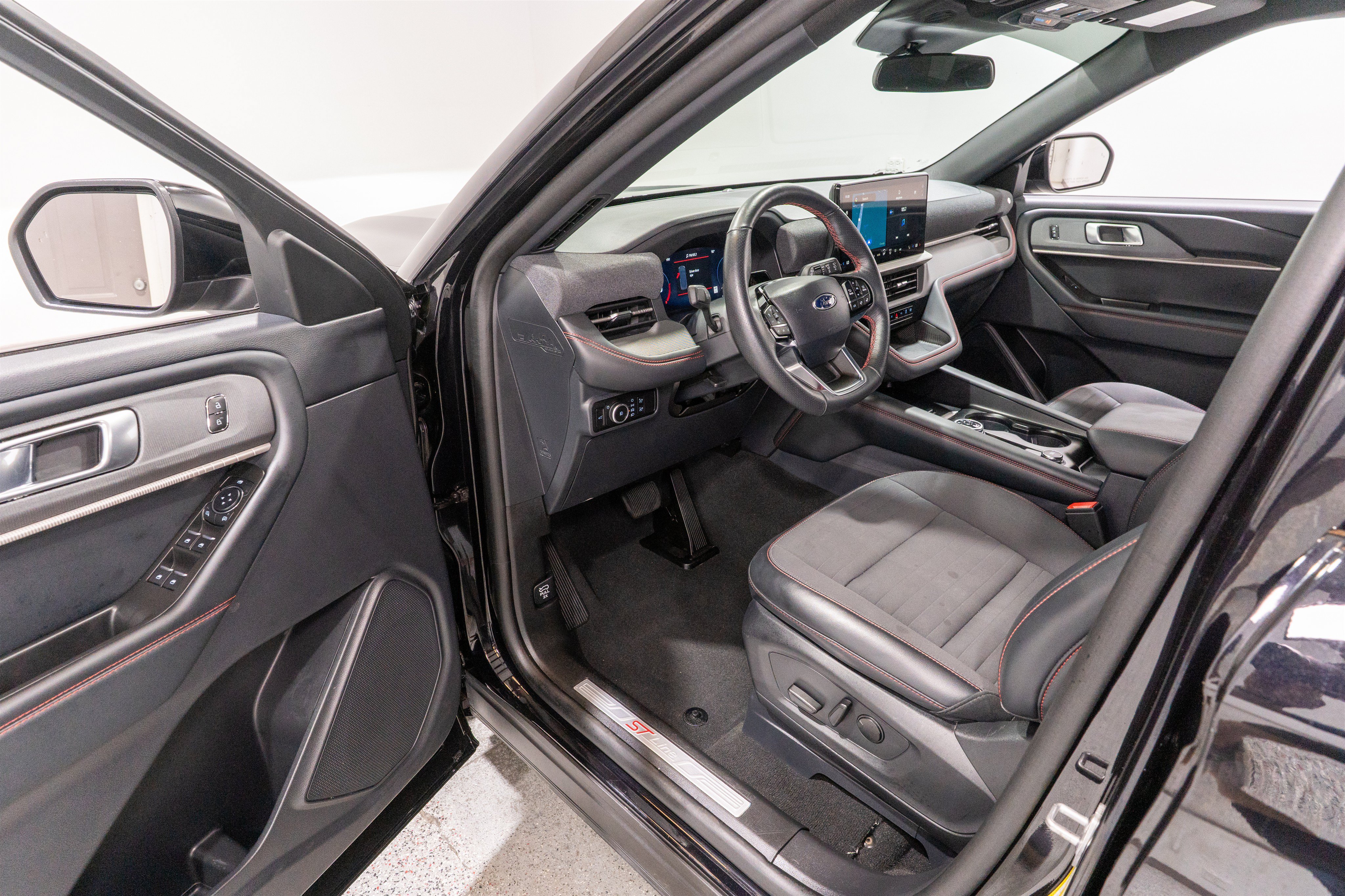 Used 2025 Ford Explorer ST-Line w/ ST-Line Street Pack AWD/4WD image 12