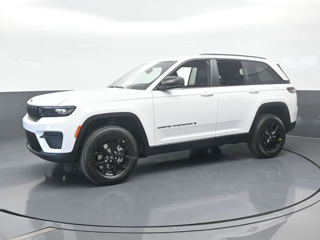 Used 2025 Jeep Grand Cherokee Altitude RWD image 2
