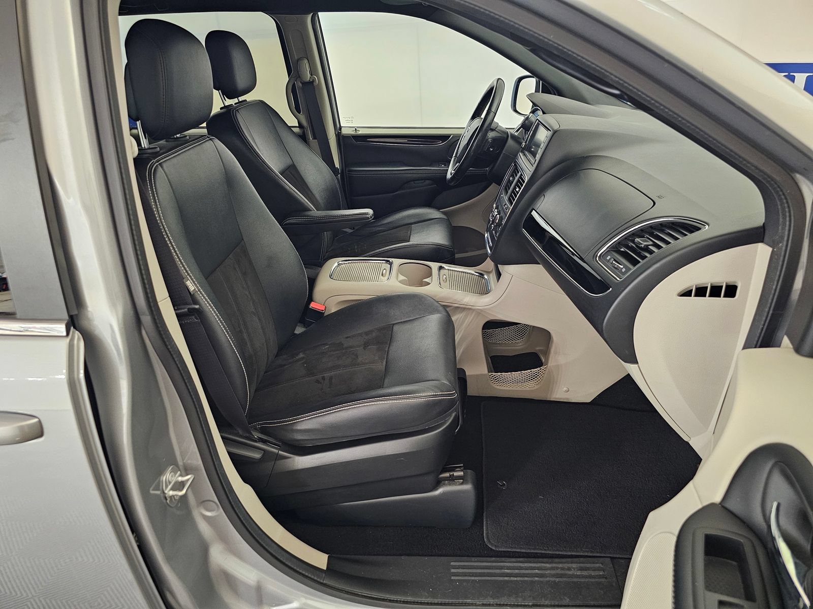 Used 2019 Dodge Grand Caravan SXT FWD image 27