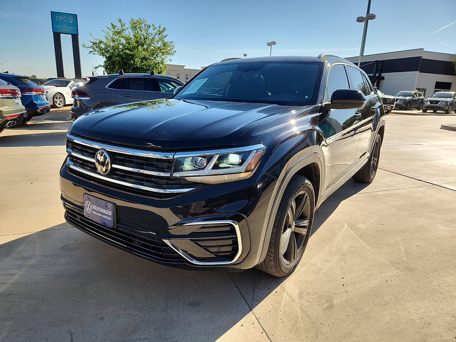 Used 2021 Volkswagen Atlas Cross Sport SE w/ Panoramic Sunroof Package image 3