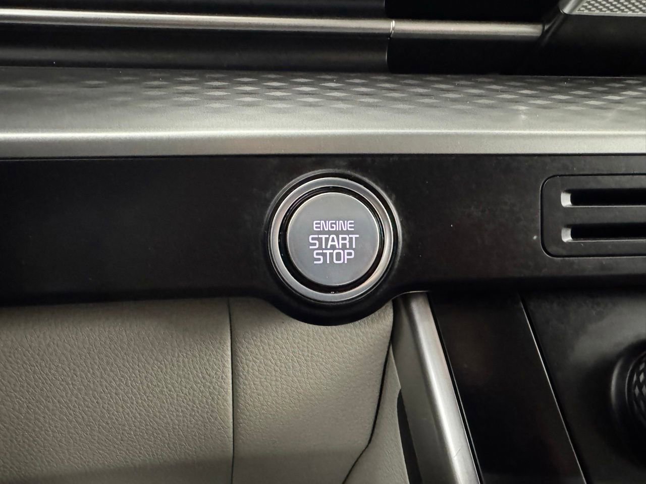 Used 2023 Kia Carnival LX image 21