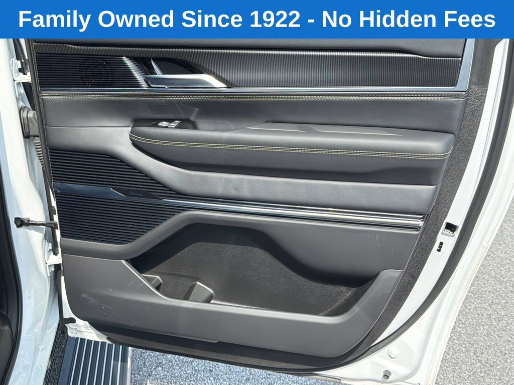 Used 2025 Jeep Grand Wagoneer L Series II Obsidian w/ Quick Order Packagew 28T AWD/4WD image 16