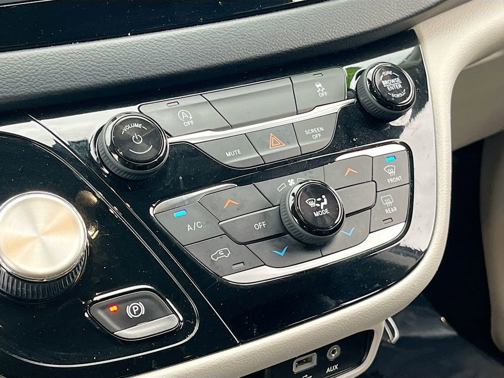 Certified 2020 Chrysler Voyager Lxi image 15