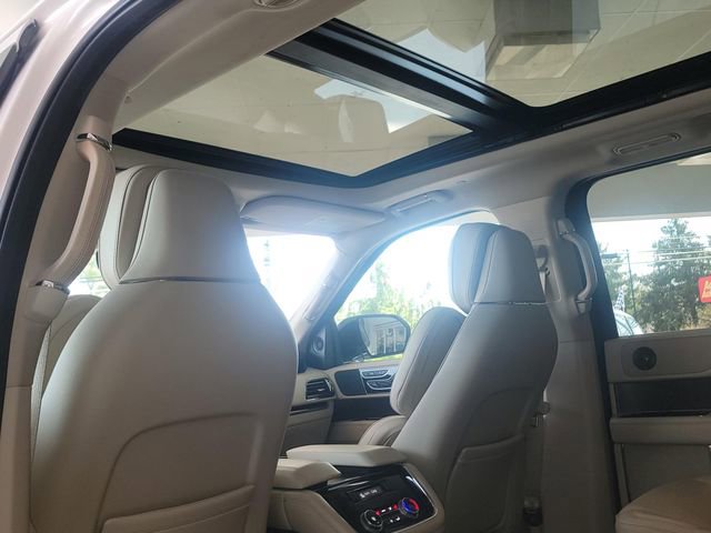Used 2019 Lincoln Navigator Select w/ Technology Package RWD image 12
