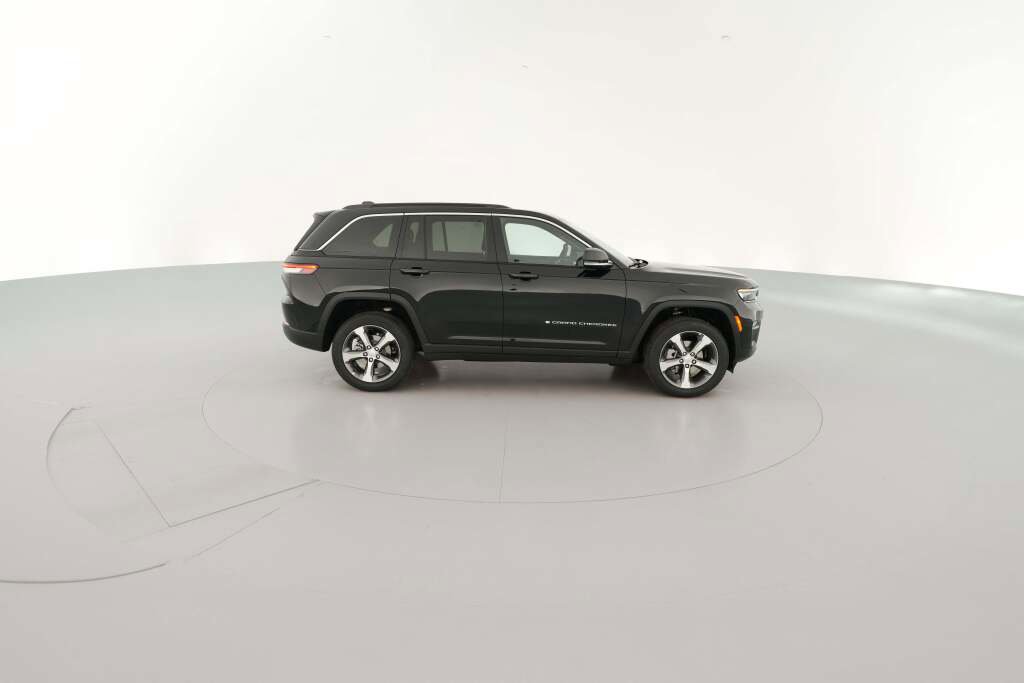 New 2025 Jeep Grand Cherokee Limited w/ Trailer Tow Package image 14