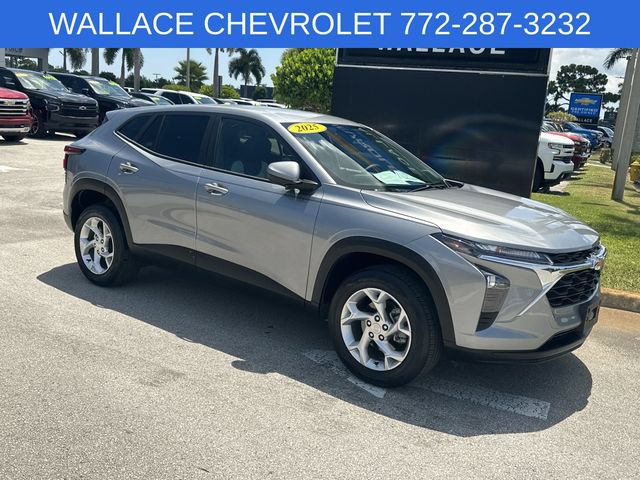 Used 2024 Chevrolet Trax LS w/ LS Convenience Package FWD image 4