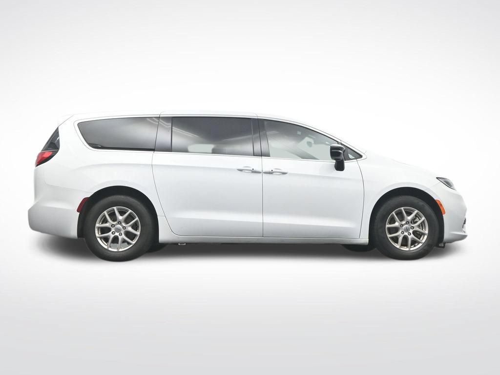 Used 2025 Chrysler Pacifica Select FWD image 35