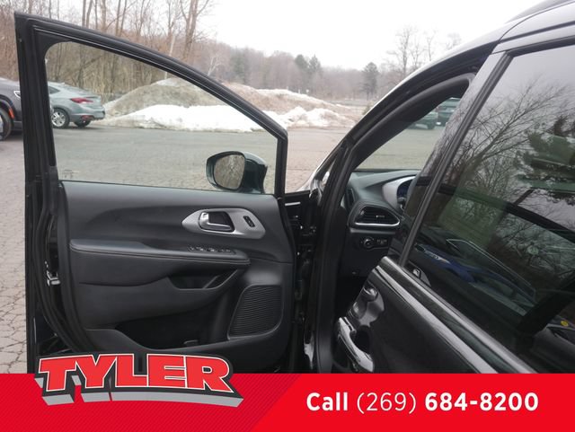 Used 2025 Chrysler Pacifica Limited FWD image 19